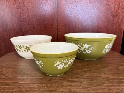 PYREX - 3 Piece Green & White SPRING BLOSSOM GREEN Mixing, Nesting Bowl Set