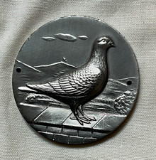 Runde Metallplakette/Medaille mit Vogelmotiv (Taube), 2 Befestigungsl&ouml;cher