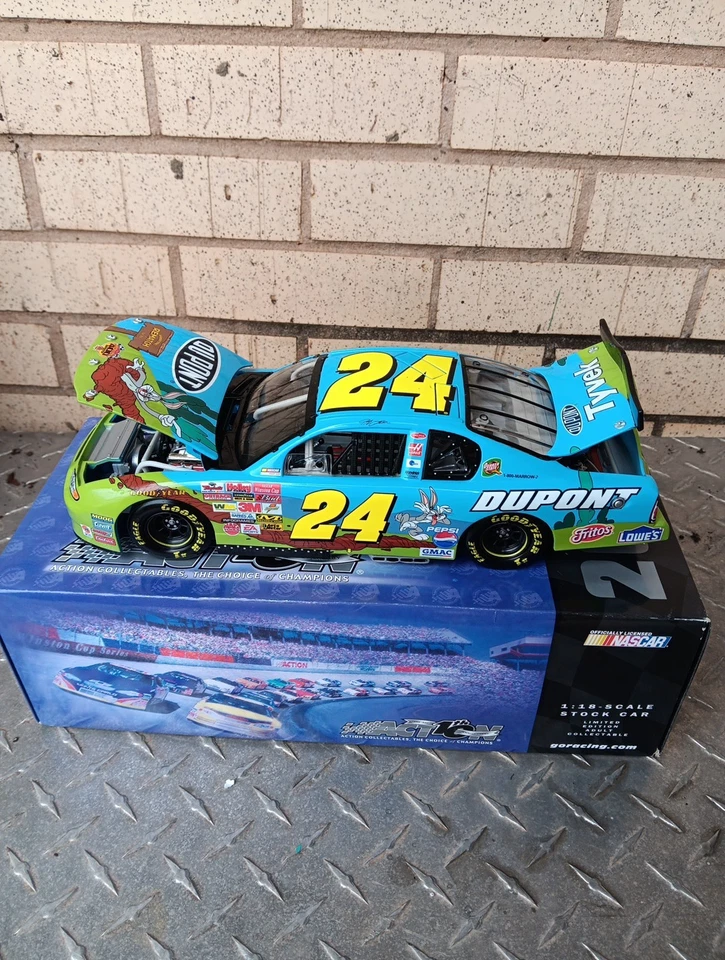 ACTION #24 DUPONT JEFF GORDON 2002 LOONEY TUNES BUGS BUNNY 1:18 RCCA 1/504 #038 - Image 3 of 4
