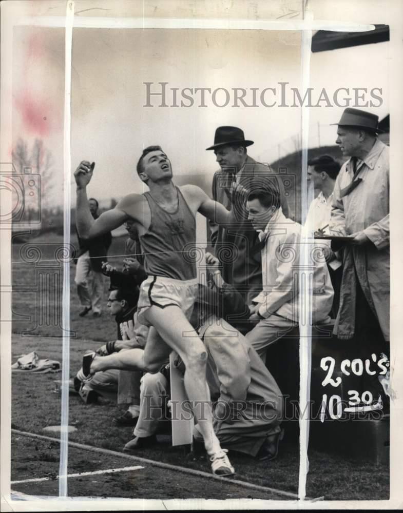 terry tobacco 1958 Press Photo Washington Huskies Terry Tobacco wins, track & field meet