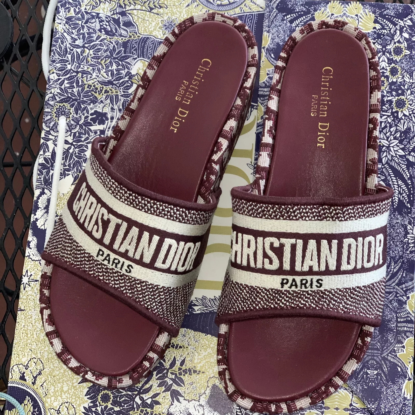 Chaussures femme Christian Dior rouge foncé 9 livrées avec le sac