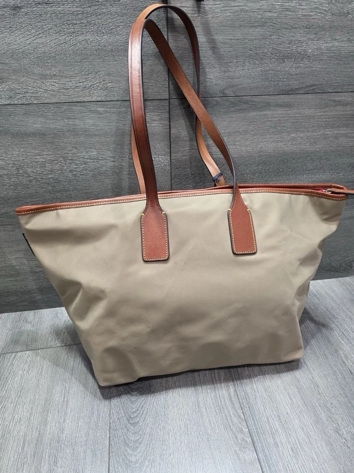 Bolso de Mano Dooney & Bourke Grande Nylon Taupe A387938 Foto 2 de 4