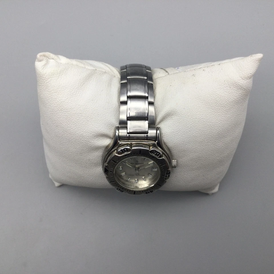 Reloj Peugeot Mujer Vintage 26mm Tono Plateado Esfera Redonda Fecha Batería Nueva 5.75" Foto 3 de 4