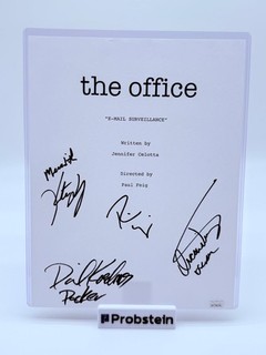 The Office 8x11 copertina scritta sorveglianza e mail firmata Koechner Nunez Wilson