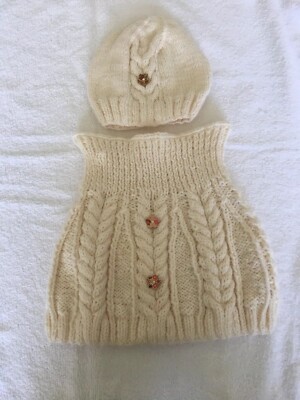 Handgestricktes neues kleines Mädchen Aran Cape und Mütze in Creme