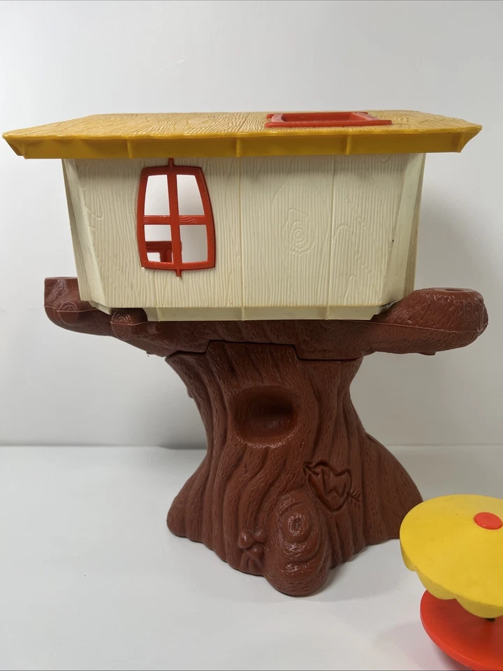 1975 Hasbro Tree House with Tigger & Winnie the Pooh Figures & Umbrella Table! - Image 3 of 4