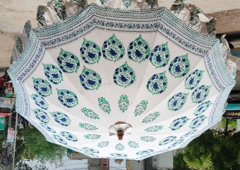 Paraguas decorativo de algodón indio hecho a mano estampado de bloques de cachemira color verde blanco Foto 3 de 4