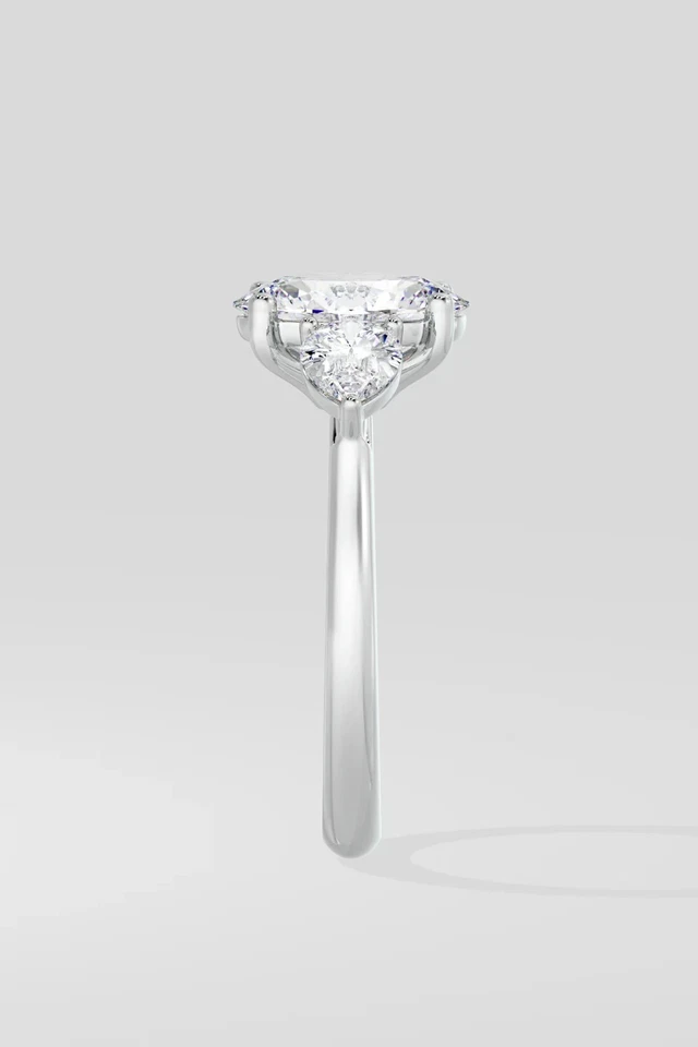 Anillo de compromiso de tres piedras de diamantes cultivados en laboratorio VS1 de corte ovalado de 2,50 quilates de oro blanco de 14 k Foto 2 de 4