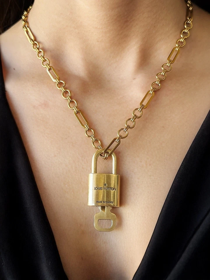 Cerradura y llave Louis Vuitton 100 % auténtica con collar de cadena chapado en oro sin marca Foto 2 de 4