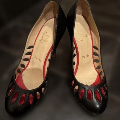 Escarpins Christian Louboutin découpés noirs talons 10,5 cm EU37,5 US7,5... - Photo 1/4