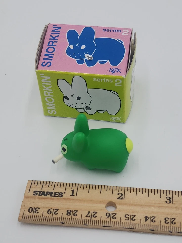 Kidrobot SMORKIN' LABBIT Serie 2 VERDE FLORENTE Mini Figura Vinilo 1.5" Kozik Foto 3 de 4