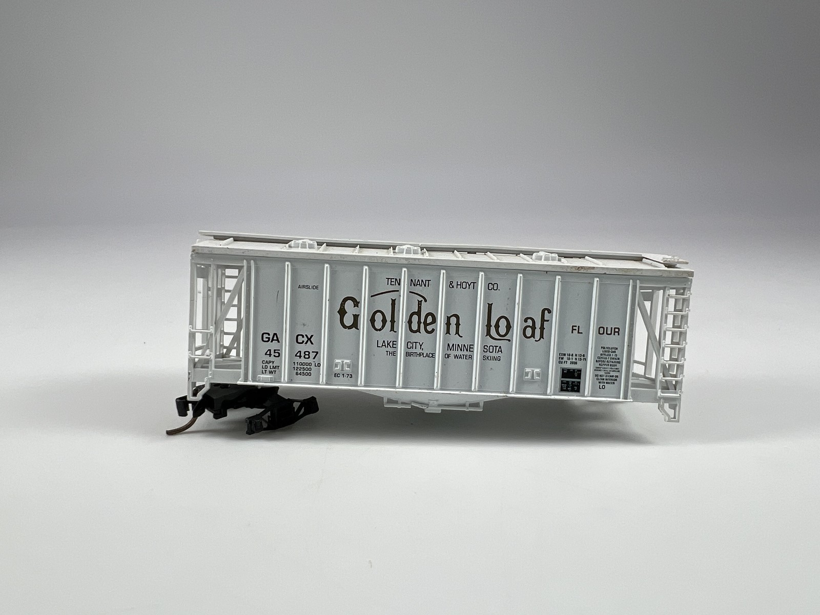 Atlas #45487 N Scale Golden Loaf Covered Hopper Car White Fair