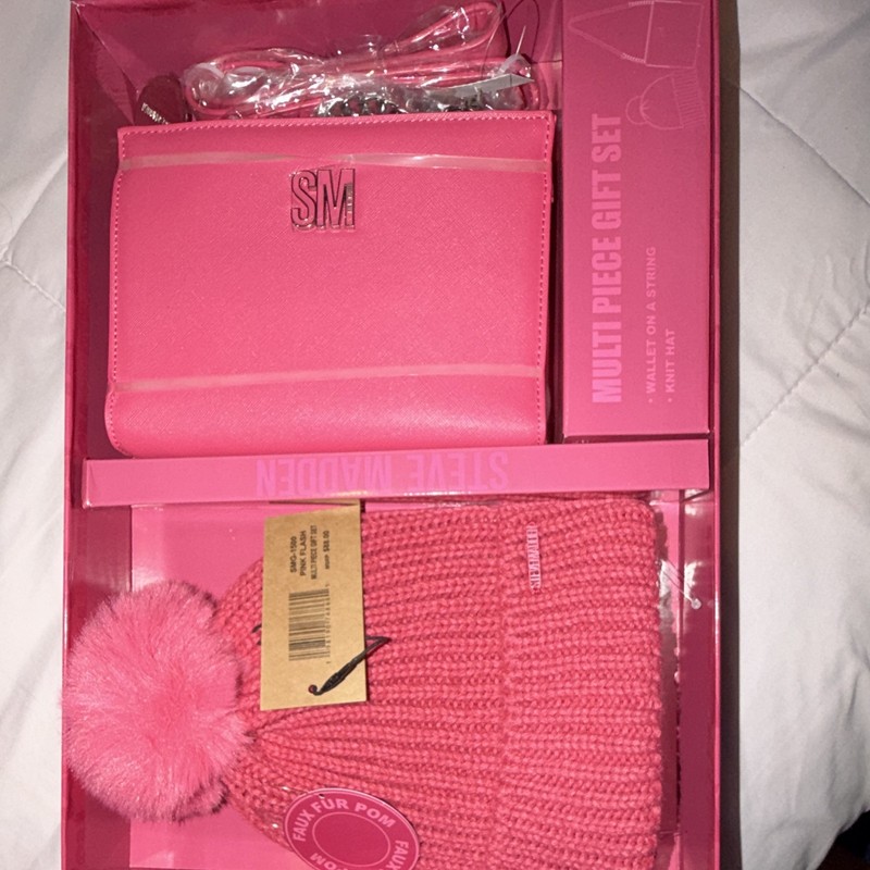 Steve Madden Women’s Pink Accessory Gift Set Beanie Wallet Earbuds SMG-1500