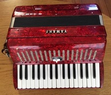   MINT  YAMAHA S-32 B Accordion, 32 Keys, Red, with Soft Case  US:DDP