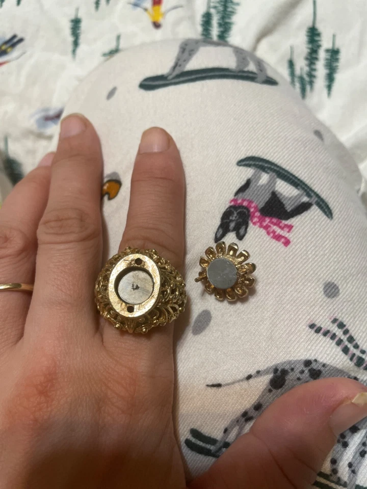 gold plated flower with magnet ring with blue jems - Image 3 of 4