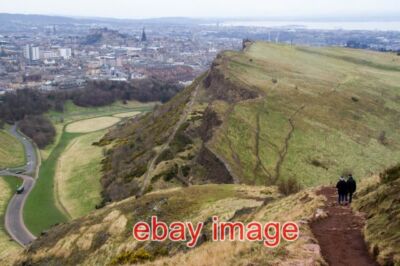 FOTO EDINBURGH VOR DEM ZICKZACK DER WEG VON ARTHURS SITZ HINUNTER IST EINE SERIE