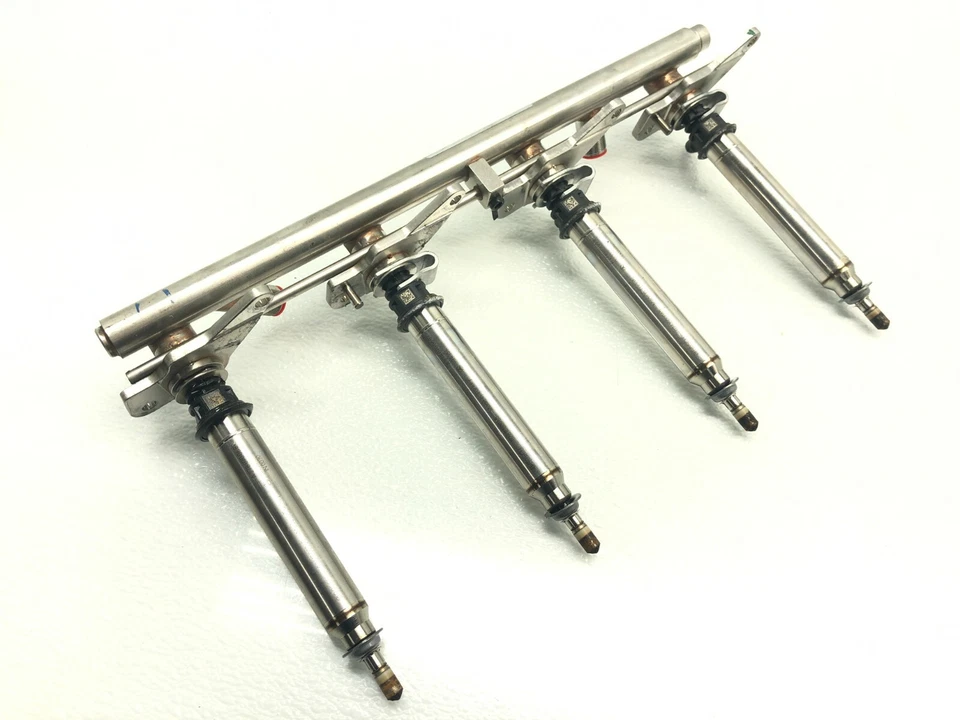 Mercedes-Benz CLS550 2012-2018 4,6 L V8 inyectores de conductor izquierdo con riel OEM 67 k. Foto 4 de 4