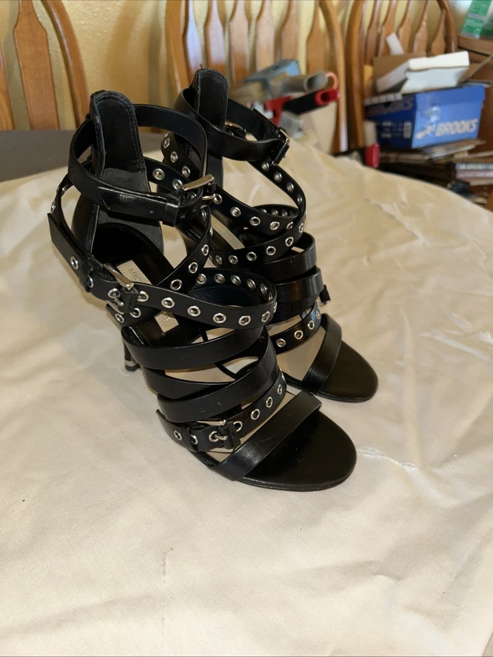 "Tacones Michael Kors Vero Curio de cuero de 4"" negros, 37 EU/ 7 M EE. UU." Hebilla de correa Foto 2 de 4