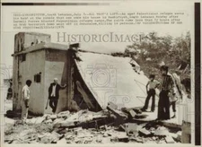 1975 Press Photo A Palestinian refugee stands outside bombed out house