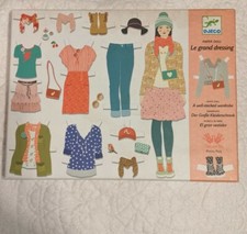 DJECO Bambola di Carta Le Grand Dressing "Un Armadio Ben Fornito" Petits Pois Gioco