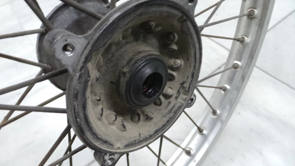 RUEDA DELANTERA HONDA MTX 125 R USADA PIEZA ORIGINAL MIRA MIS FOTOS POR FAVOR Foto 3 de 4