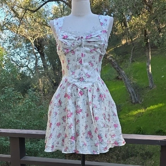 NUEVO PARA AMOR Y LIMONES AUGUST BLANCO MINI VESTIDO CON ESTAMPADO DE ROSAS TALLA S Foto 3 de 4