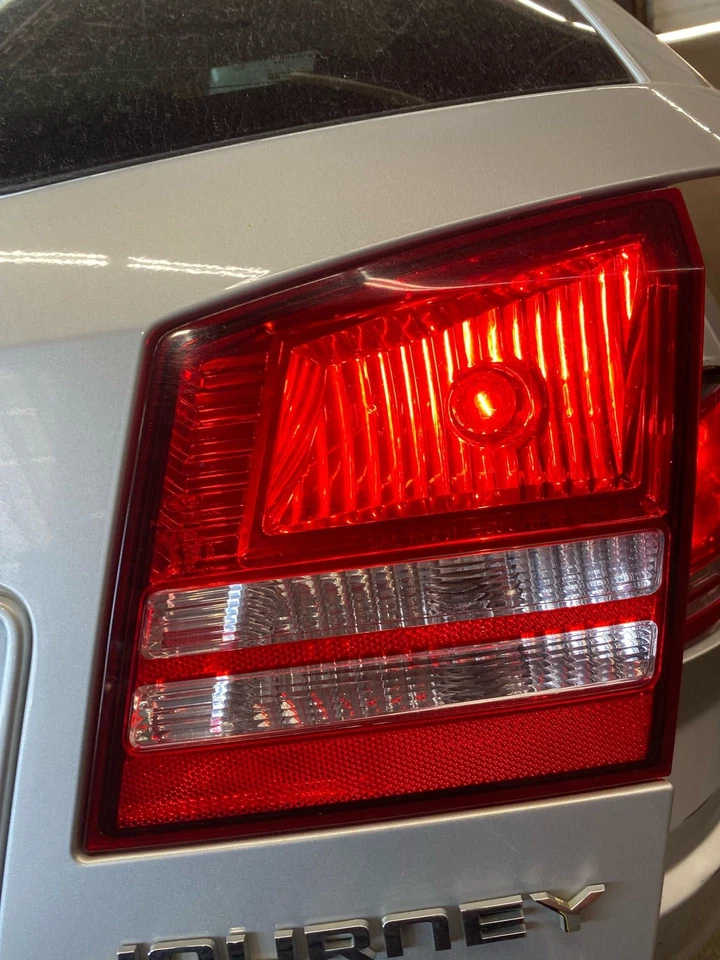 Conjunto de luz trasera derecha usado se adapta a: Dodge Journey 2010 sin lámparas LED montaje en tapa Foto 2 de 4
