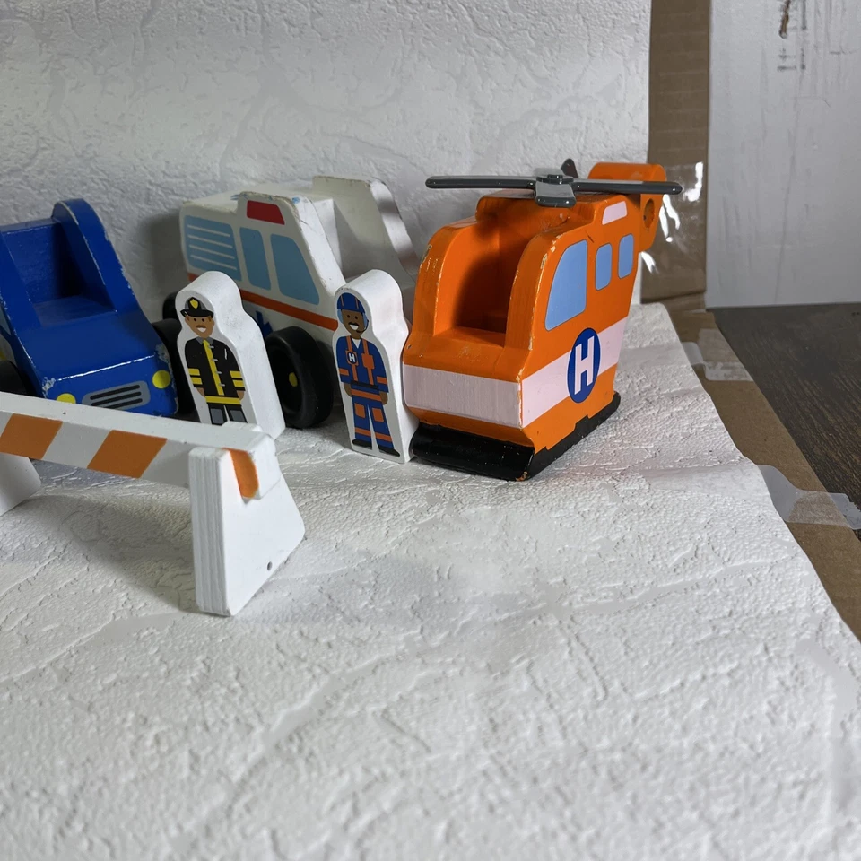 Деревянный игровой набор Melissa & Doug детская игрушка пожарный полицейский вертолет грузовики люди - Изображение 4 из 4