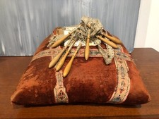 ANCIEN CARREAU DE DENTELLIÈRE AVEC  FUSEAUX EN BOIS