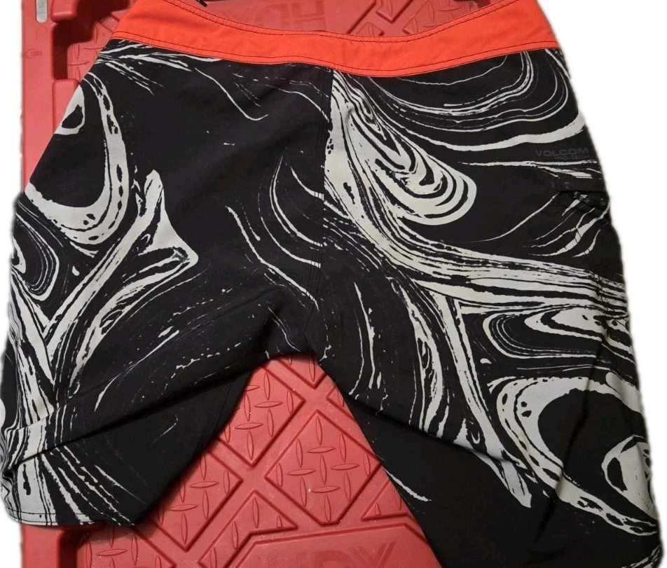 VOLCOM MARBLE MOD TECH RED BLACK BOARDSHORTS SIZE 34 🔥 - Image 2 of 4