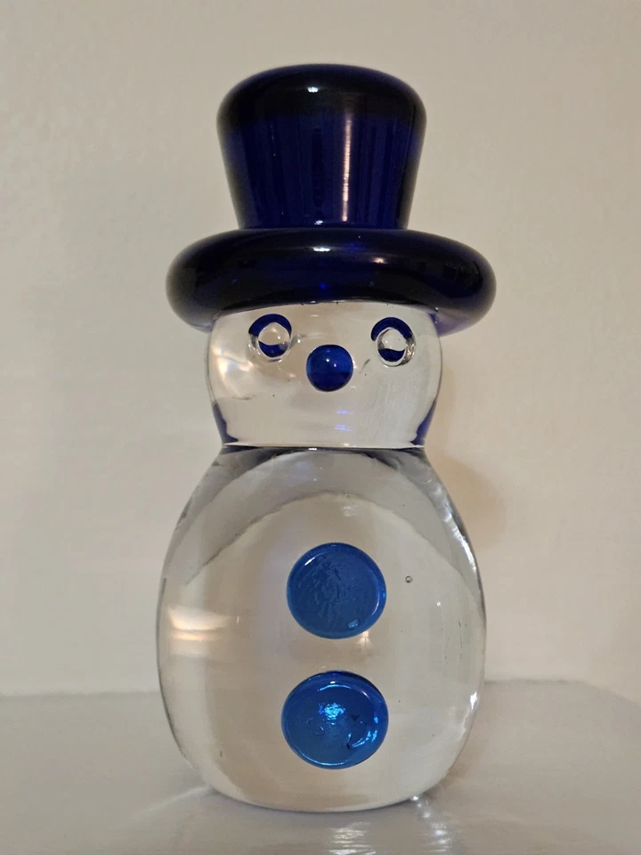 Pisapapeles muñeco de nieve de vidrio artístico Blenko con nariz y botones de sombrero azul cobalto Foto 2 de 4