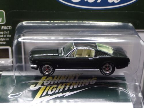 2025 JOHNNY LIGHTNING 1965 FORD MUSTANG FASTBACK GREEN 2+2 TIN R1 VS A NO 3 1:64 - Picture 2 of 7