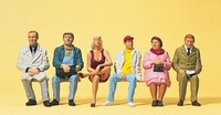 Sitzende Reisende / Preiser 45154 / 1:22,5 / Neu Ovp