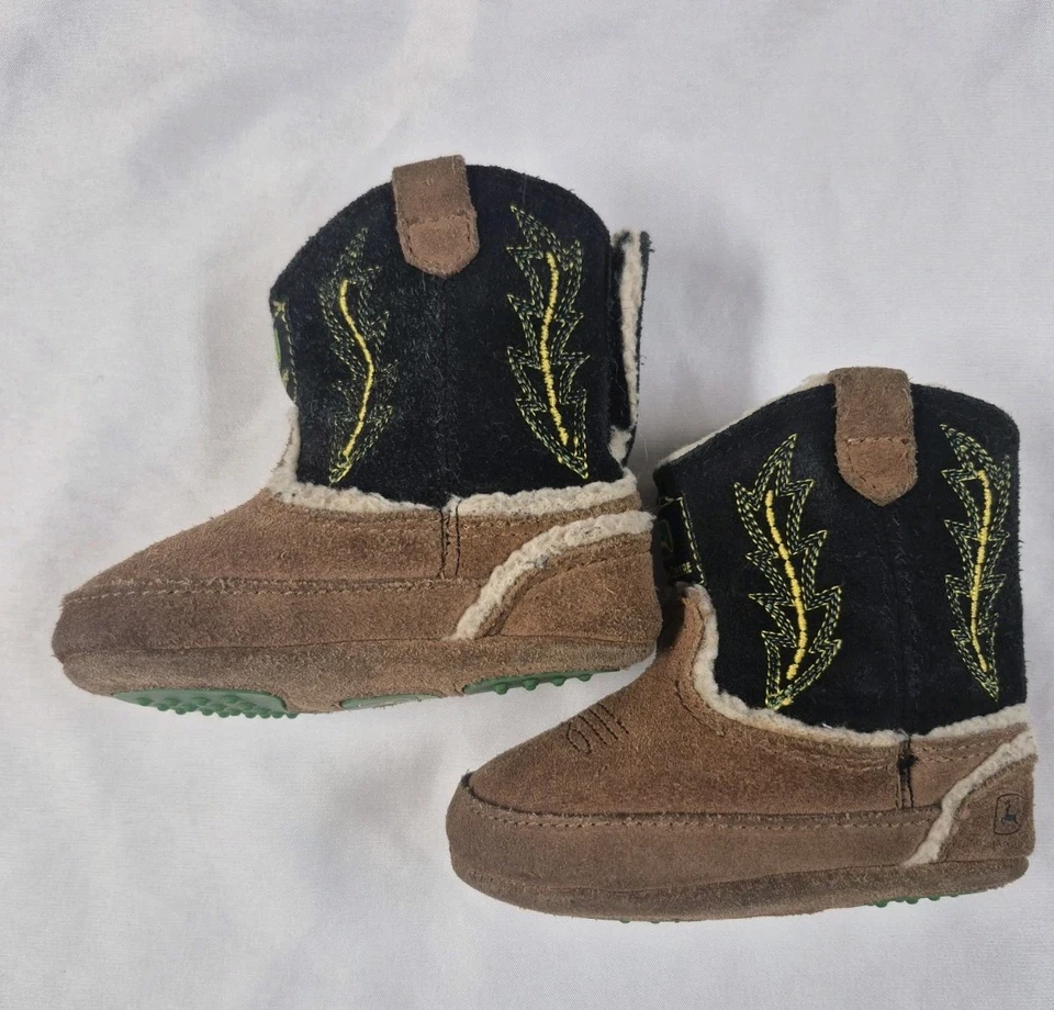 Botas de cuero de gamuza para bebé/niño pequeño John Deere Poppers talla 3 negro/forro de piel bronceada Foto 2 de 4
