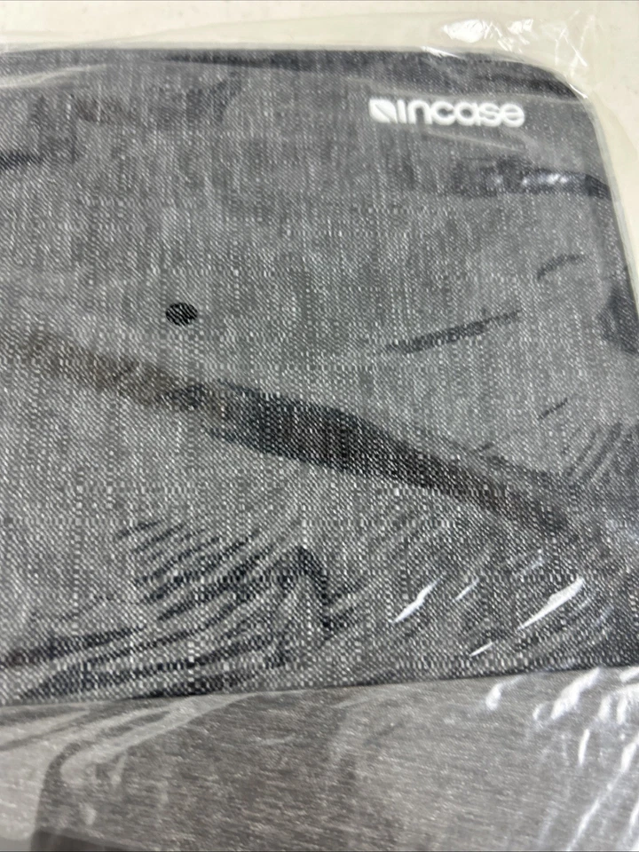 Incase ICON Sleeve for 13 inch MacBook Pro & Air, Graphite, w/ Tensaerlite Tech - Image 4 of 4