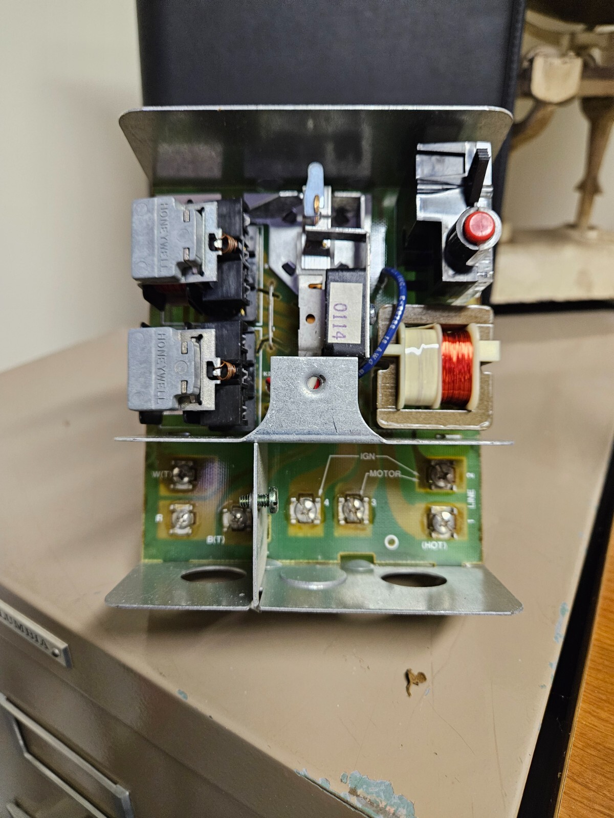 Honeywell RA117A Protectorelay Controller 120V 60HZ Intermittent