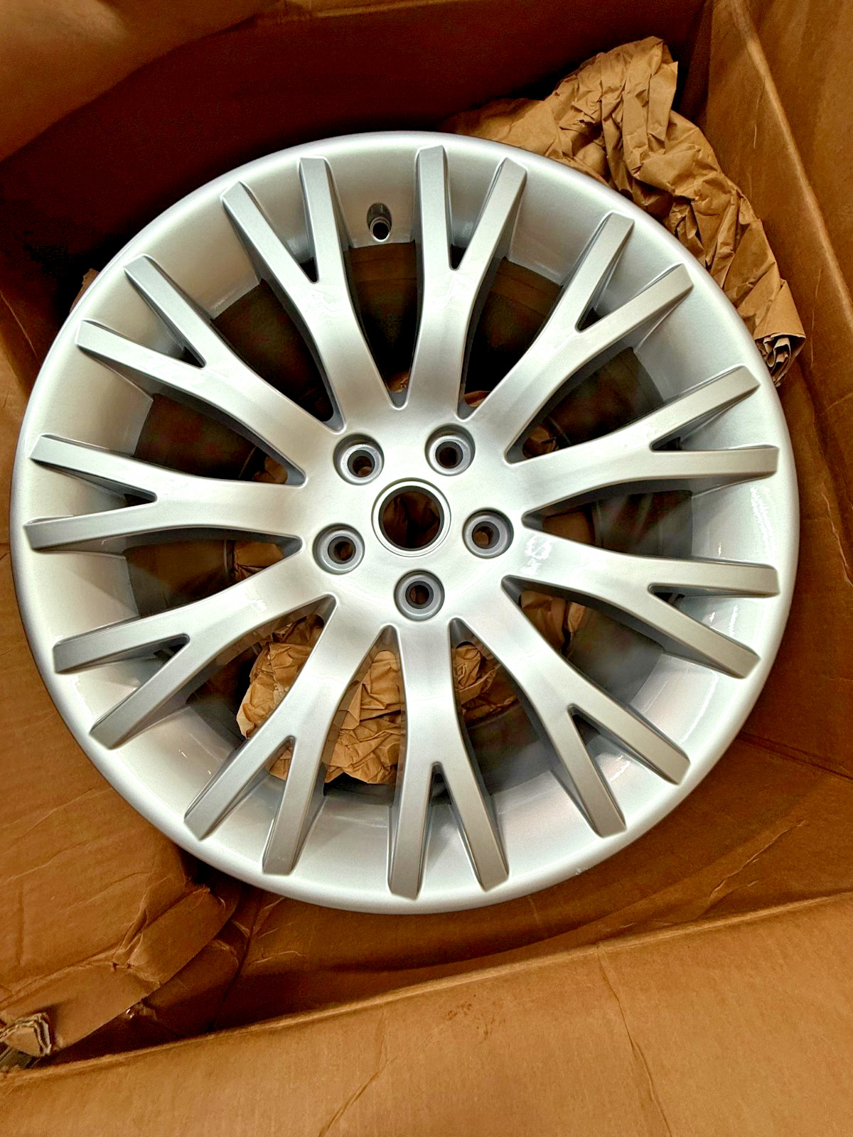 Genuine Maserati Quattroporte M139 18" x 8.5 set 82225906  OEM NEW