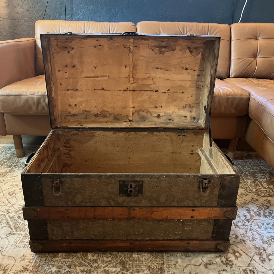 Antiguo baúl de vapor con cúpula Camelback, roble y lata en relieve, vintage, ruedas Foto 4 de 4