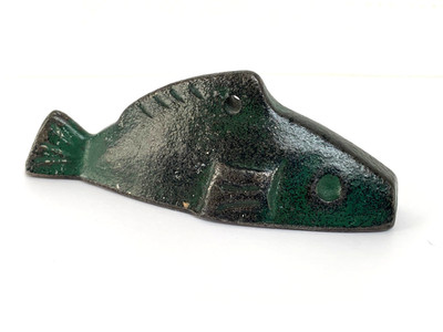 Vintage japanischer stilisierter Fischbeschwerer / Briefbeschwerer aus Gusseisen