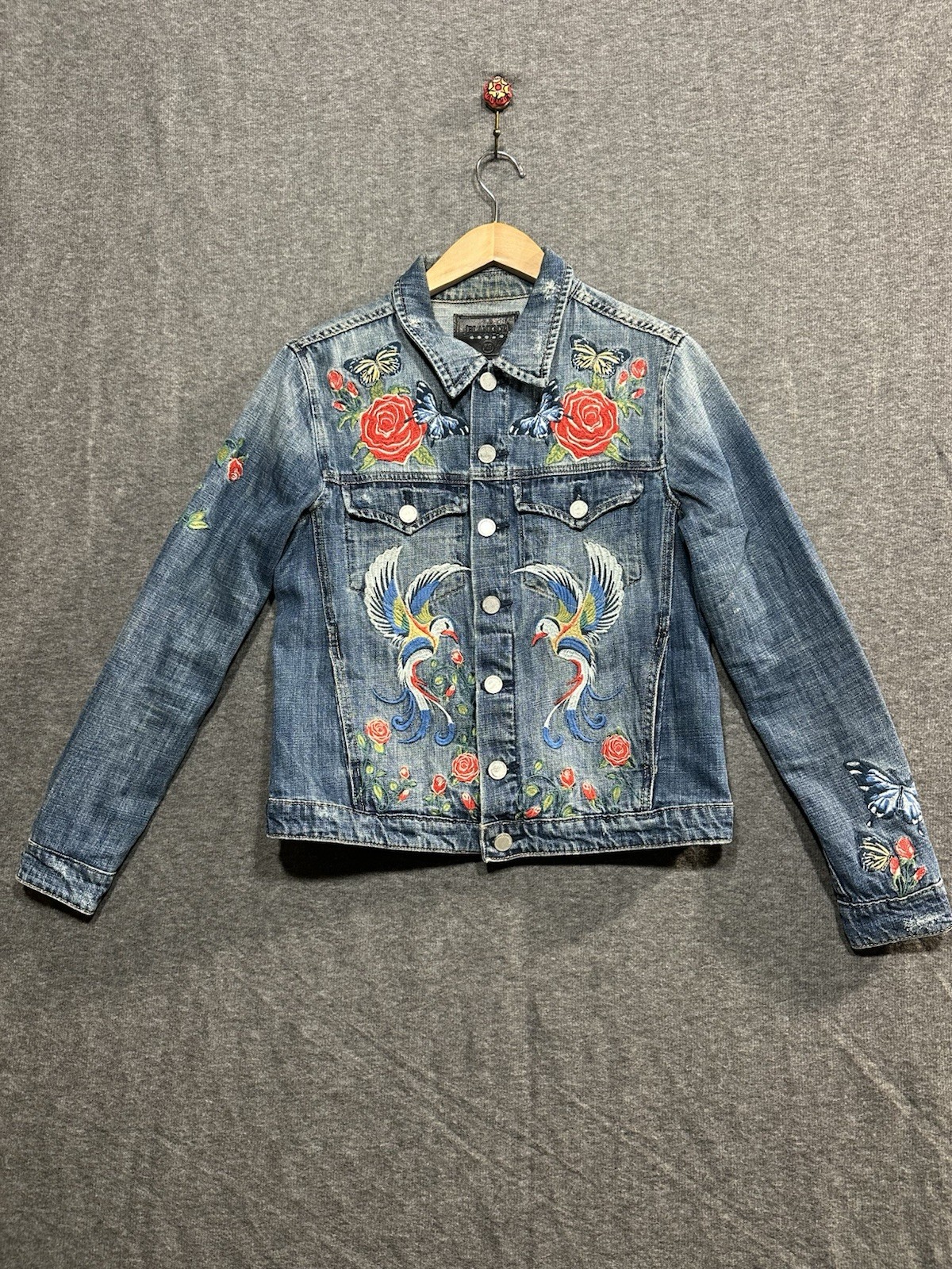 BLANK NYC Embroidered Floral Bird Distressed Denim Jean Jacket Womens Size XS
