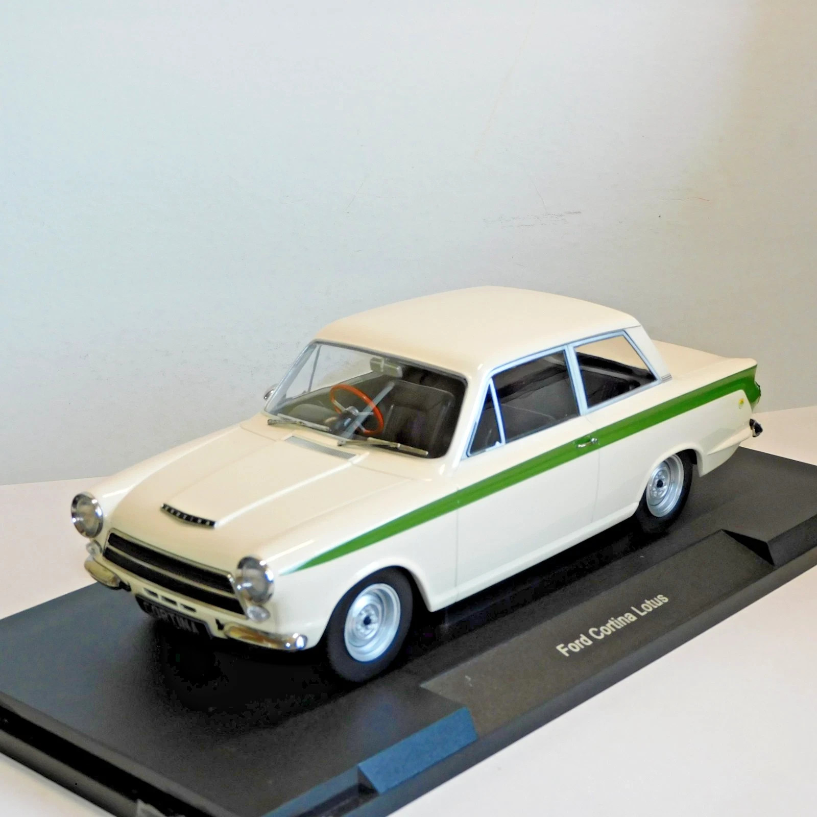 MODEL CAR GROUP FORD CORTINA LOTUS MK I WHITE 1/18 SCALE MCG18434 MCG