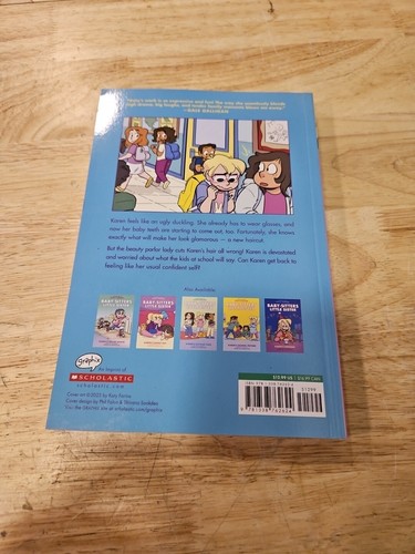 Karen's Haircut: A Graphic Novel (Baby-Sitters Little Sister #7) (Paperback or S - Foto 3 di 6