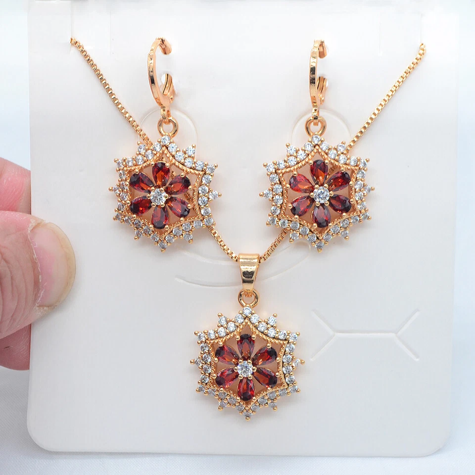 Juego de joyas colgantes y pendientes de flores de topacio místico verde rellenos de oro amarillo de 18 quilates Foto 2 de 3