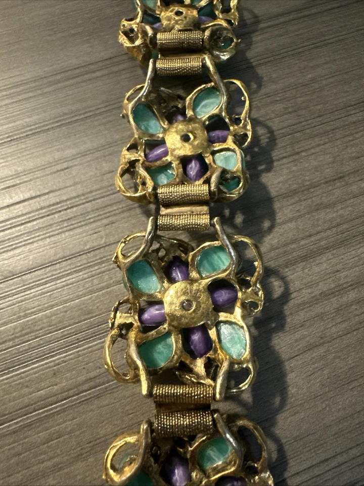 Brazalete de eslabones florales vintage de amatista y resina verde moldeada RARA de la década de 1950 Foto 4 de 4