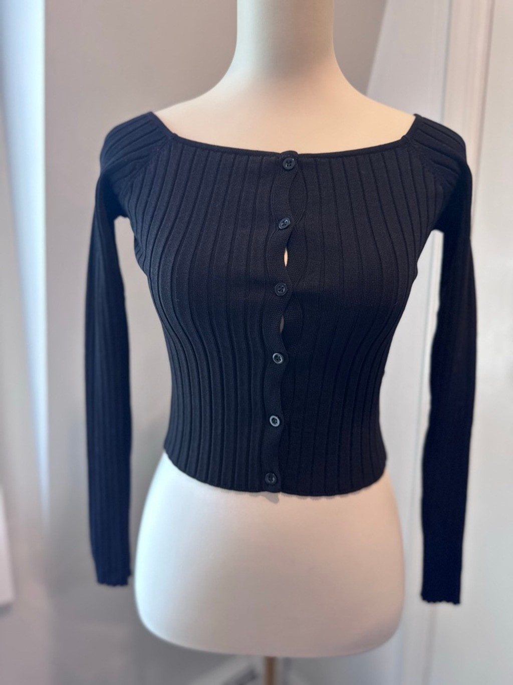 Superdown | Women's Black Ribbed Long Sleeve Button-Front Crop Top | Size Small