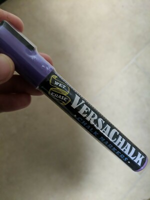 Brandneu versiegelt - nass abwischbarer Versa flüssiger Kreidemarker, ungiftig, neonlila. 