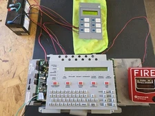 NOTIFIER CPU2-640 WITH CPS-24 POWER SUPPLY AND KDM-R2 KEYPAD DISPLAY VERSION V26