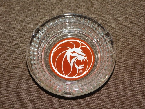 VINTAGE CASINO 4 1/2" ACROSS MGM LION GLASS ASHTRAY