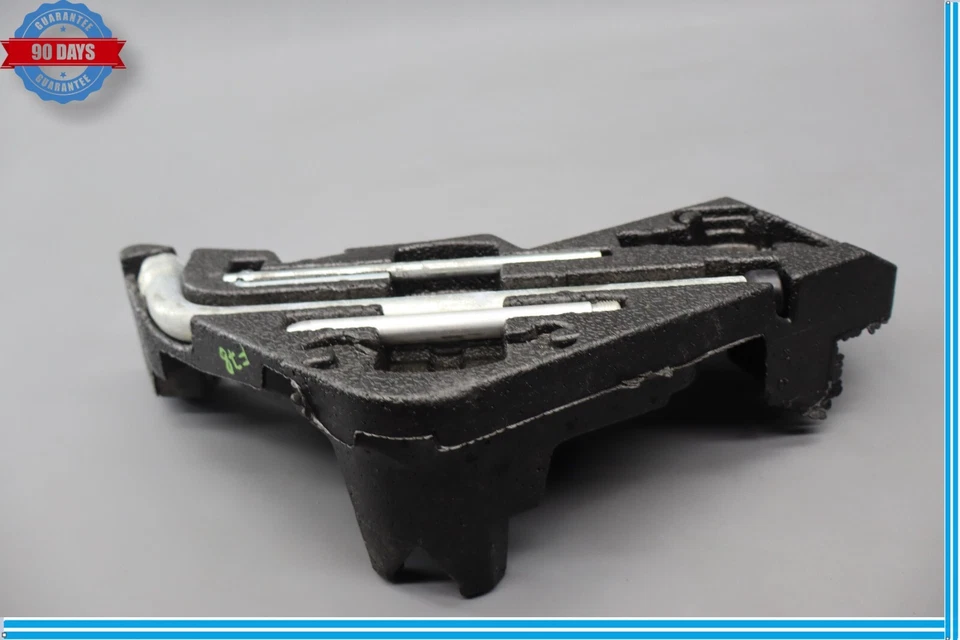 03-10 Juego de herramientas de llave de neumático de rueda de emergencia Porsche Cayenne con inserto de espuma OEM Foto 4 de 4