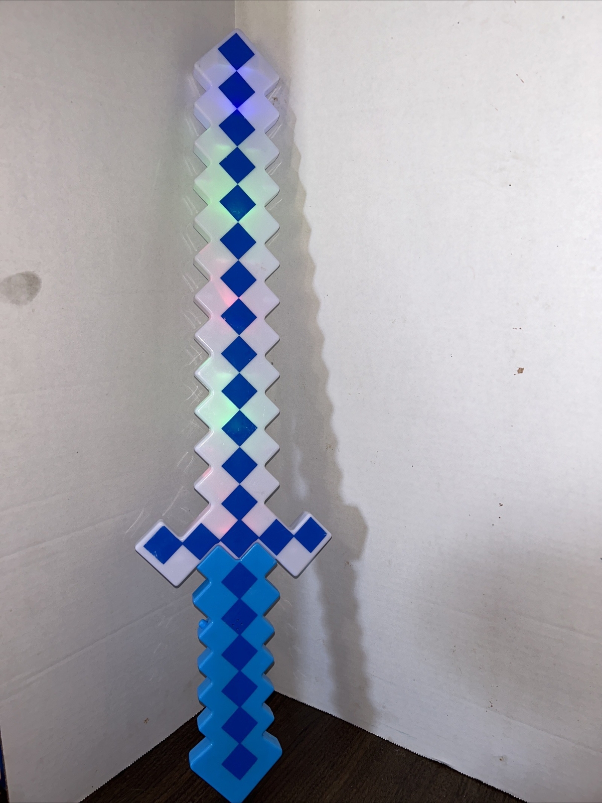 Espada de juguete Minecraft de plástico iluminada con diamante azul de 24 pulgadas probada